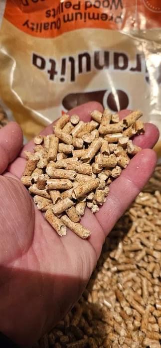 pellet granulita na dłoni