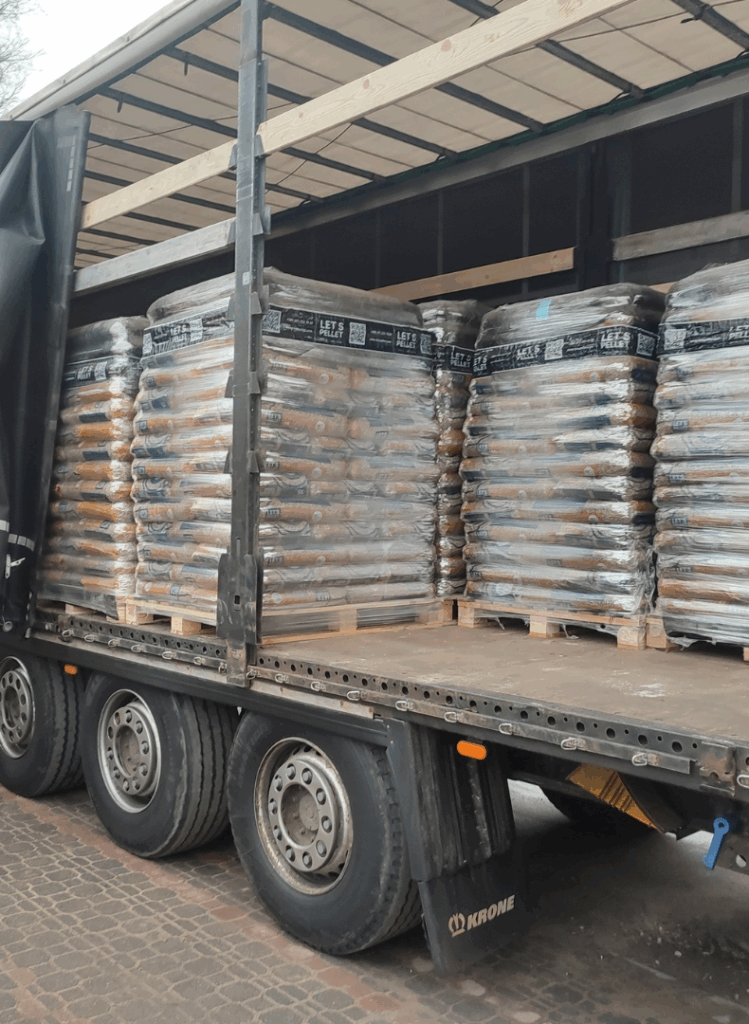 tir z paletami pelletu sosonowego